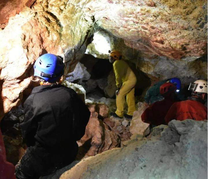 XLVI Jornadas de Divulgación de los Deportes de Montaña. Paleoespeleología: la frecuentación de las cuevas en el pasado. La mirada de un espeleólogo