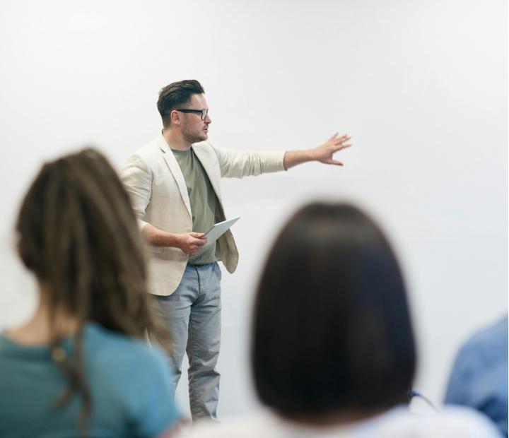 Hablar en público con destreza. Estrategias efectivas y sociales