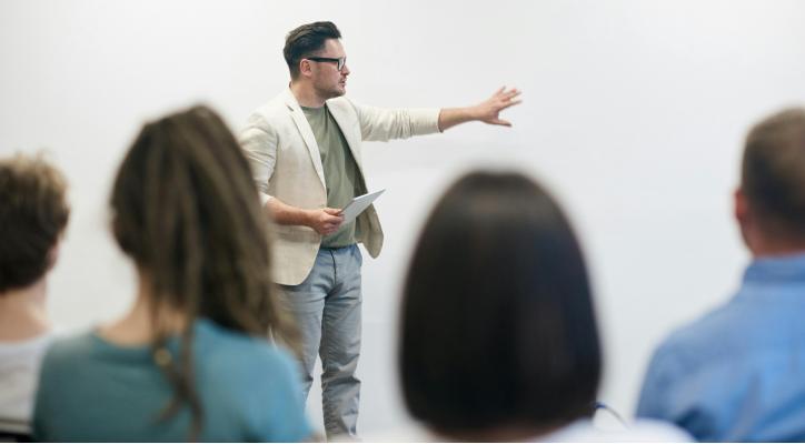 Hablar en público con destreza. Estrategias efectivas y sociales