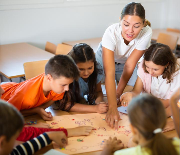 Arts and Crafts & Boarding Games. Inglés conversación para niños