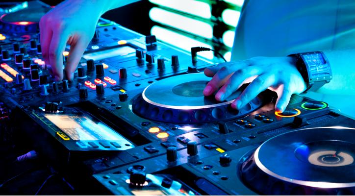 Curso de DJ iniciación para jóvenes