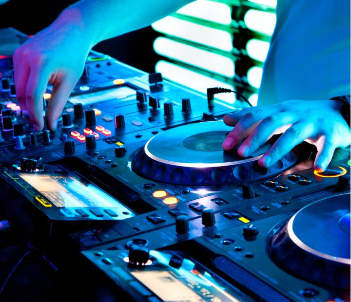 Curso de DJ iniciación para jóvenes